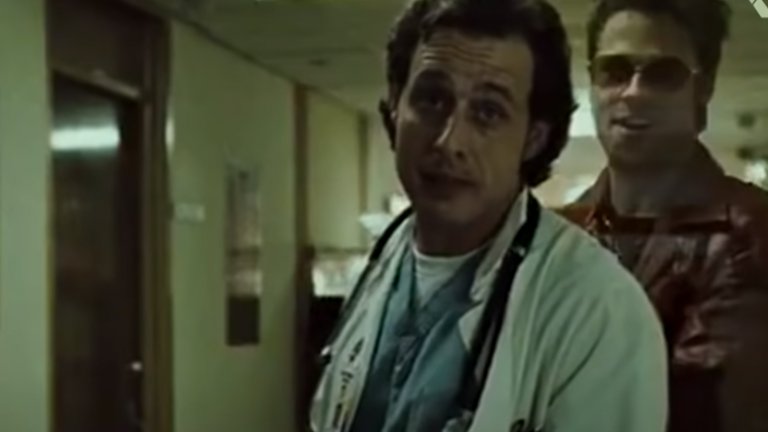 “Боен клуб” 
Забелязали ли сте, че героят на Брад Пит се появява в “Боен клуб”, преди персонажът му официално да се представи на героя на Едуард Нортън? Много вероятно е да сте го пропуснали, защото това се случва за части от секундата и може да се види само ако натиснете бутона “Пауза”.
Конкретната сцена е в началото на филма, когато героят на Едуард Нортън е в болница, обяснявайки на лекаря срещу себе си проблема си с безсънието. За много, много кратко в този момент се появява статичният образ на Брад Пит, което подсказва каква е функцията му във филма.