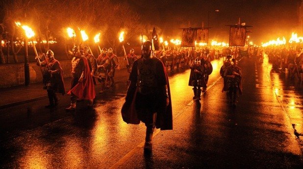 Огненият фестивал Up Helly Aa Fire се провежда на Шетландските острови, Шотландия