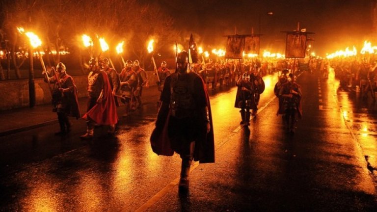 Огненият фестивал Up Helly Aa Fire се провежда на Шетландските острови, Шотландия