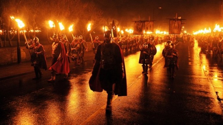 Огненият фестивал Up Helly Aa Fire се провежда на Шетландските острови, Шотландия