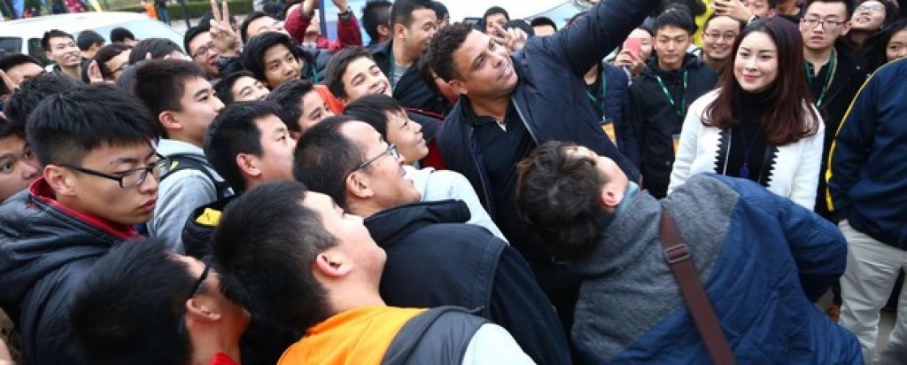 Роналдо Феномена при откриването на футболната академия на негово име в Пекин.