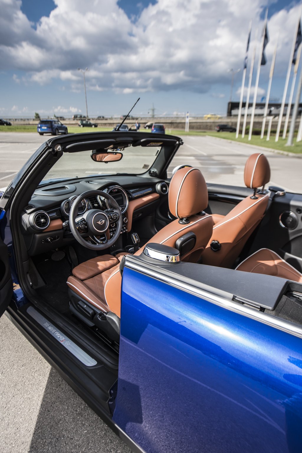Всички трансмисии Steptronic, предлагани за новото MINI Cabrio, позволяват ползването на функцията за безмоторно движение в режимите MID и GREEN, както и на новото поколение на автоматичната функция Старт/ Стоп
