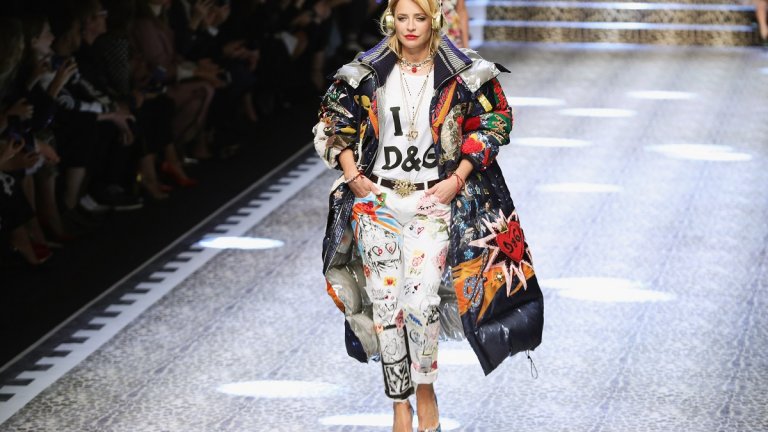 Принцесата на поп културата
Носталгията на милениалите по поп ерата на Бритни Спиърс, Марая Кери и Кристина Агилера отново изважда на сцената тенденциите от началото на новото хилядолетие - монохромна гама, животински принтове, пера, пайети и камъни, с които да се почувствате като холивудска звезда в нормалното си ежедневие.