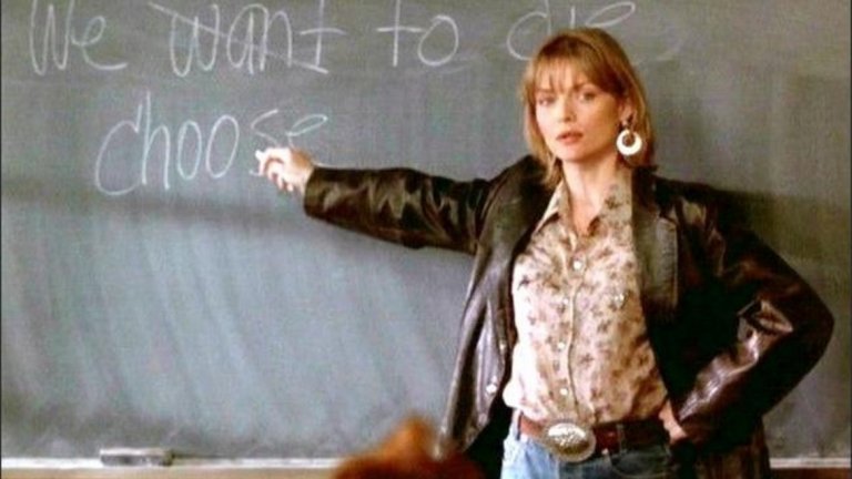 Dangerous Mind / "Опасен ум"
Силата на добрия учител дори и в лошо училище може да бъде невероятна и да промени живота на учениците. Това е посланието на "Опасен ум" - култовия филм с Мишел Пфайфър, базиран на автобиографията Моята поза не пише домашно (My Posse Don't Do Homework) от бившия американски морски пехотинец Луан Джонсън. Веднъж напуснала Армията, Луан е принудена да преподава за една година в гимназия в един от бедните и изпълнени с престъпност квартали на Белмонт, Калифорния, през 1989 г. Преди да успее да преподаде каквото и да е на учениците си, тя трябва да се сблъска със стена от отвращение от досегашните преподаватели и с една система, която вече е отписала децата, обучаващи се в нея.