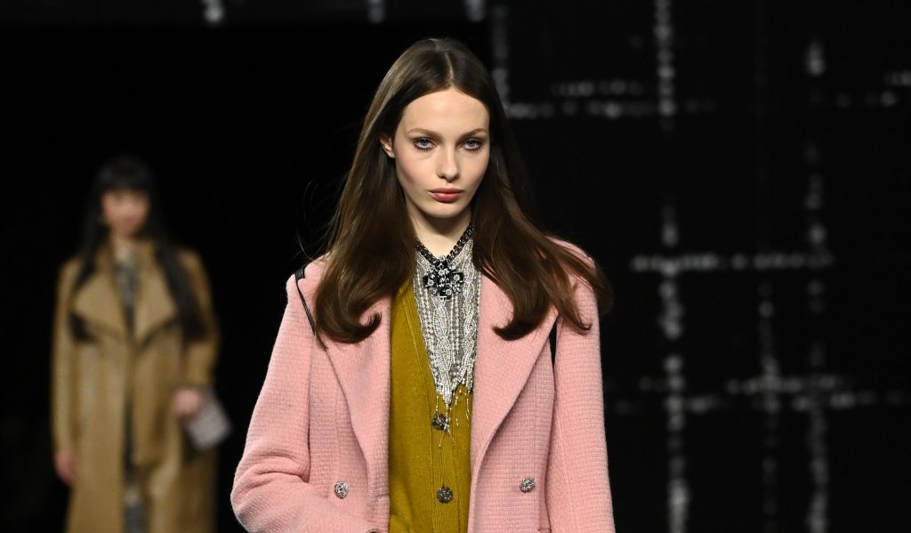 Блейзърът в пастелен цвят
Блейзърът е универсалният модел палто за жените, чието желание е да си спестят изтощителните обиколки по магазините. Ако модата ви е интересна, но не сте страстно запалени по нея, а просто държите да носите актуален модел връхна дреха, решението е блейзър в препоръчваните за сезона бледорозово, небесносиньо и люляково лилаво.