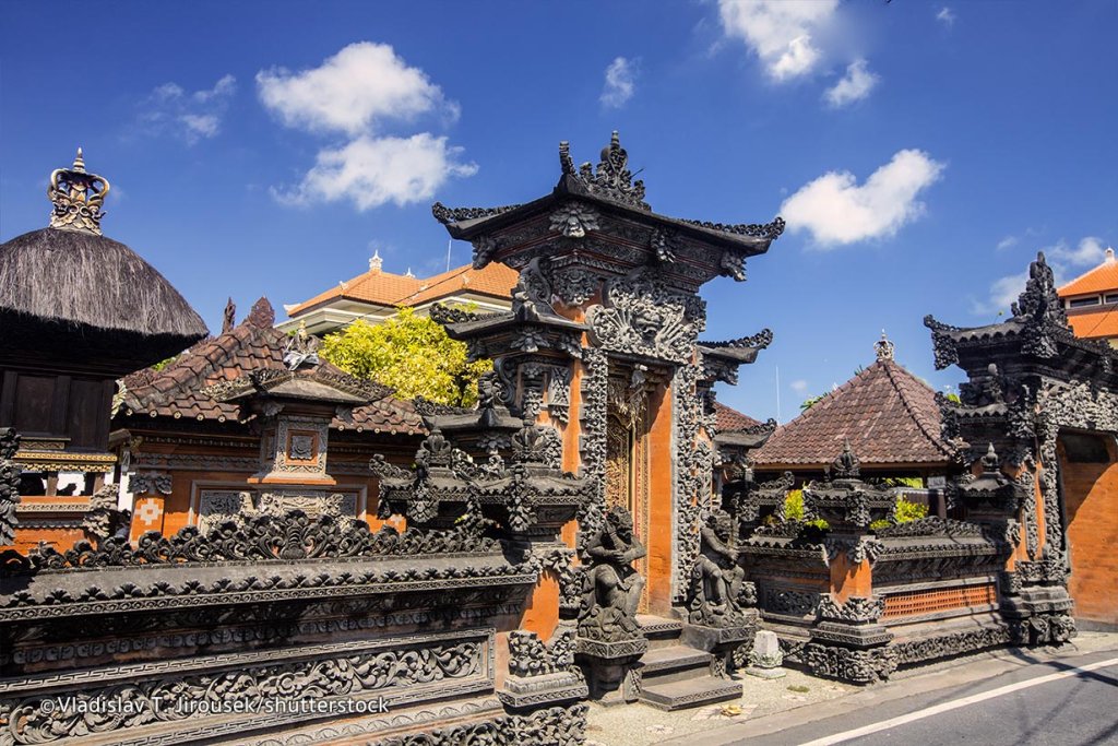 Балийското селце Пенглипуран се намира на 700м над морското равнище. Докато в центъра на селото има някои съвсем съвременни места, като супермаркет, то покрайнините биха ви накарали да повярвате, че сте минали през портал на времето