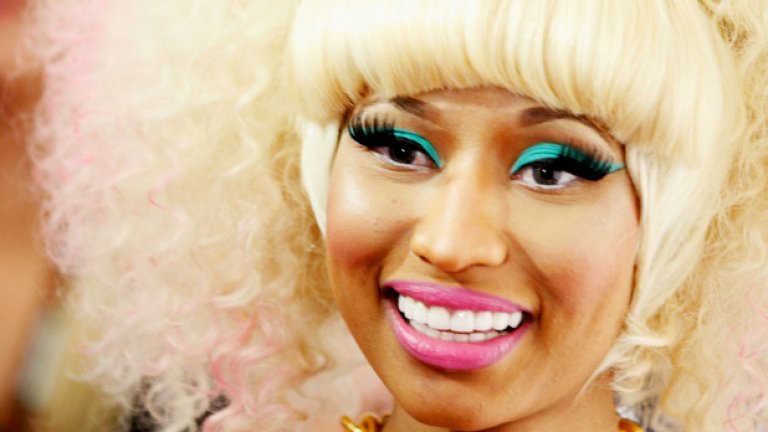 Джей Зи озвучава Ники Минаж 
Тази конспиративна теория започва с твърдението, че Ники Минаж не може да пее, което не е напълно невярно. Но продължава с нещо по-любопитно – според някои хора всъщност гласът, който звучи в песните й, е този на рапъра Джей Зи, само че забързан и изтънен по софтуерен път.