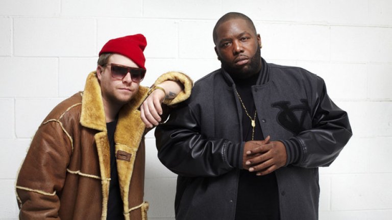 Run The Jewels – Run The Jewels 2
Добрите рап албуми не липсваха през 2014-та, но щом Run The Jewels 2 се появи през октомври, останалите просто избледняха на неговия фон. Когато Killer Mike и El-P основаха дуото Run The Jewels миналата година, първият им общ албум създаваше впечатление за празнична обиколка след успешните им солови проекти. 
Run The Jewels 2 обаче не е празнична обиколка. Той представлява жестока демонстрация на технически умения, с всяка следваща песен врязваща се в предишната, и с адреналиново взаимодействие между двамата рапъри. А и отново се предлага за безплатен даунлоуд, както и предишният албум на Run The Jewels.