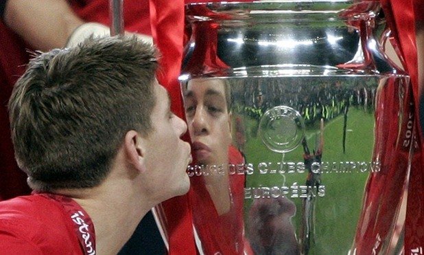 Стивън Джерард целува купата на шампионите - мигът, за който всеки играч по света мечтае.