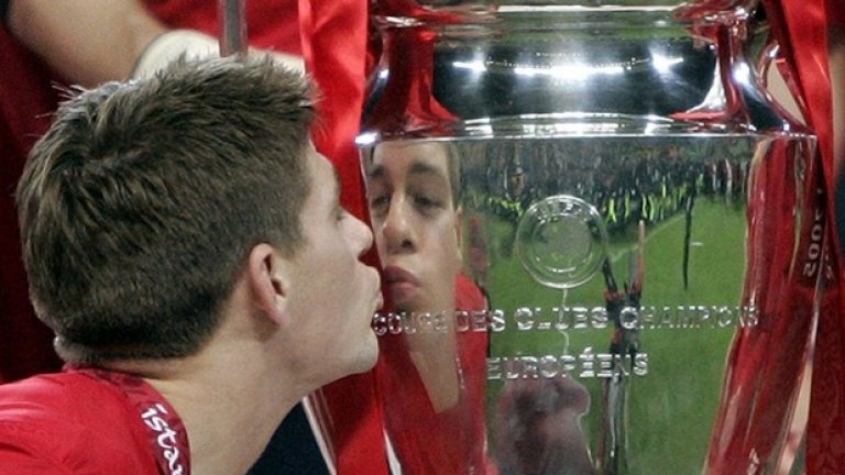 Стивън Джерард целува купата на шампионите - мигът, за който всеки играч по света мечтае.