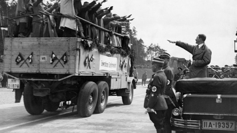 Хитлер е построил първата германска магистрала
Германия трябва да благодари на Хитлер за магистралите си - това е най-често използваният аргумент на защитниците на тезата, че "в Третия райх не се живееше чак толкова зле". 
Не само че е доста странно да се оправдава един престъпен режим с неговото инфраструктурно строителство, но и просто не е вярно. 
"Хитлер нито е изобретил магистралите, нито е построил първата - въпреки че нацистката пропаганда твърди точно обртното", казва историкът Берн Зьоземан, ръководител на изследователския център AKiP в Свободния университет Берлин. 
"Концепцията за магистралния път е създадена още във времената на Ваймарската република", пояснява Зьоземан. Няма нищо чудно в това - планирането и реализацията на подобен мащабен проект отнема няколко години. 
На 23 септември 1933 г. - само половин година след като е станал канцлер - Хитлер прави първа копка на "Райхсаутобан" от Франкфурт през Дармщат и Манхайм до Хайделберг. 
Според масовата пропаганда - Фюрерът бил откривателят и първият строител на тази уж революционна новост. 
Истината е, че тази титла принадлежи на тогавашния кмет на Кьолн и бъдещ канцлер - Конрад Аденауер. Още през 1932 г. той открива първата безплатна магистрала за обществен транспорт от Кьолн до Бон. Впоследствие нацистите й отнемат статута и я обявяват за провинциално шосе - съществуването на тази първа магистрала опровергава лъжите на пропагандата.