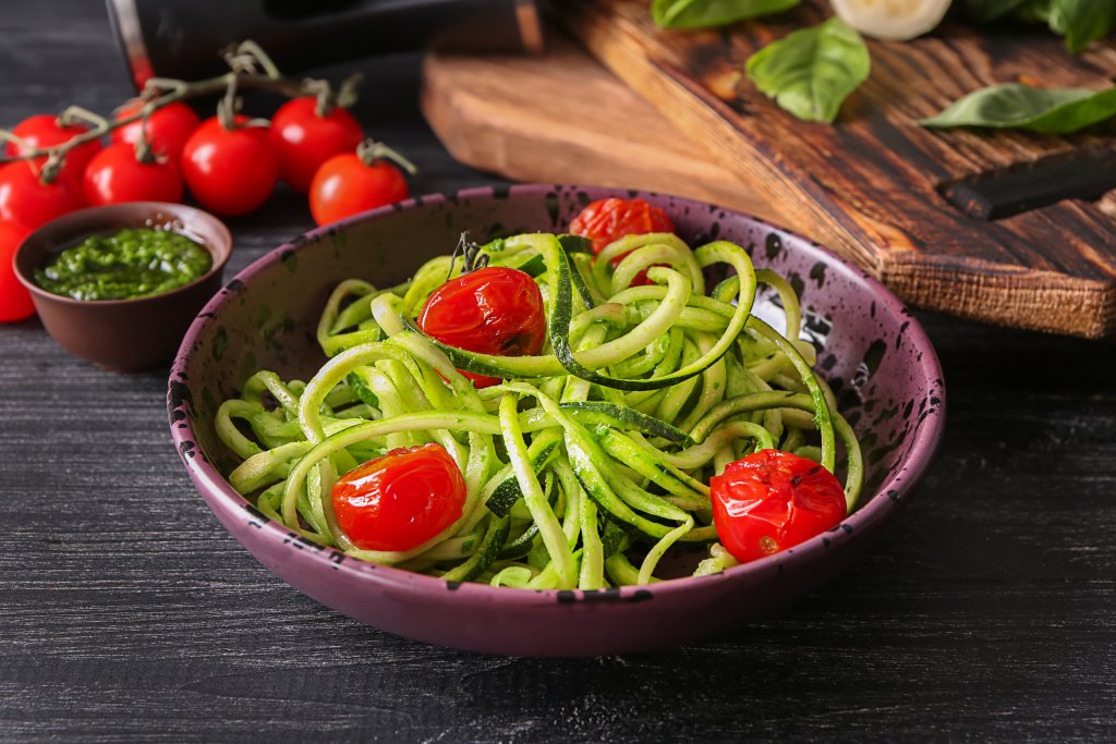 Спагети от тиквички 
Свикнали сме да ядем тиквичките пържени или запечени, но крехките млади тиквички са вкусни и сурови. За красив резултат ви е необходимо специално ренде, което да ги превърне в прекрасно оформени спагети, макар че ще се справите и със средната степен на обикновено ренде.
След това е желателно да ги мариновате в малко зехтин и оцет и да изчакате да си пуснат водата. После отцеждате и добавяте сосове и гарнитури по ваш вкус - доматен сос, сметана, гъби и разнообразни зеленчуци. Всичко става за минути, няма нужда от фурна и котлони, а и този вариант на „паста“ е диетичен и нискокалоричен.