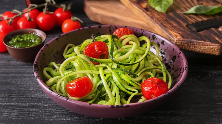 Спагети от тиквички 
Свикнали сме да ядем тиквичките пържени или запечени, но крехките млади тиквички са вкусни и сурови. За красив резултат ви е необходимо специално ренде, което да ги превърне в прекрасно оформени спагети, макар че ще се справите и със средната степен на обикновено ренде.
След това е желателно да ги мариновате в малко зехтин и оцет и да изчакате да си пуснат водата. После отцеждате и добавяте сосове и гарнитури по ваш вкус - доматен сос, сметана, гъби и разнообразни зеленчуци. Всичко става за минути, няма нужда от фурна и котлони, а и този вариант на „паста“ е диетичен и нискокалоричен.