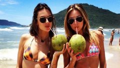 Пясък и кокосови коктейли за Нова година: Бразилският модел Алесандра Амброзио ще посрещне 2015 г. във Флорианополис.