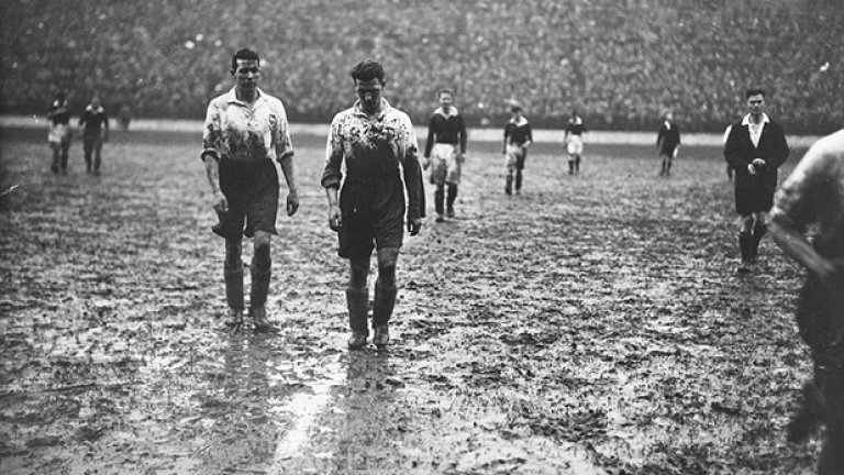 Можете ли да си представите игрище в такова състояние на 

мач от елита в днешно време? На преден план двама от 

футболистите на Престън напускат терена на "Дъ Вали" при 

гостуването на Чарлтън през 1937-а. "Адикс" печелят с 

3:1 и завършват втори в Първа дивизия 