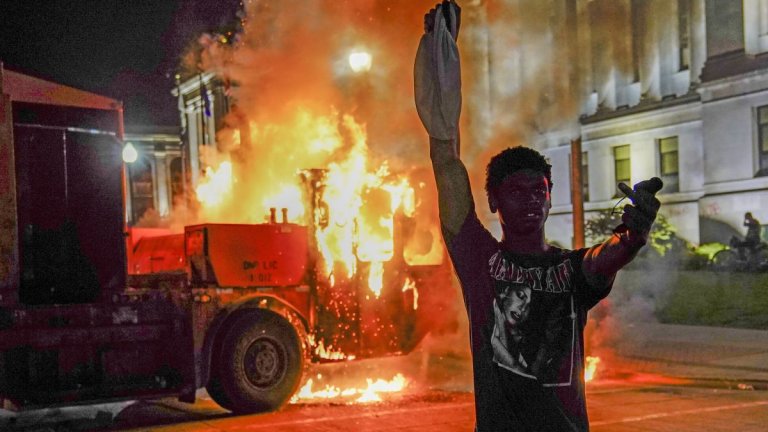 Извънредно положение беше обявено в американския щат Уисконсин след вълна от протести заради тъмнокож мъж, прострелян от полицаи.