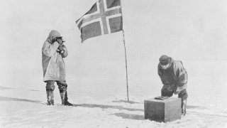 Руал Амундсен и Робърт Скот преплитат съдбите си  в тази надпревара за последното географско откритие