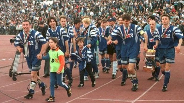 Иван Василев (вторият отляво надясно) празнува със съотборниците си от Левски спечелването на Купата на България през 1998 г., когато победиха на финала ЦСКА с 5:0 на 50-годишния им юбилей
