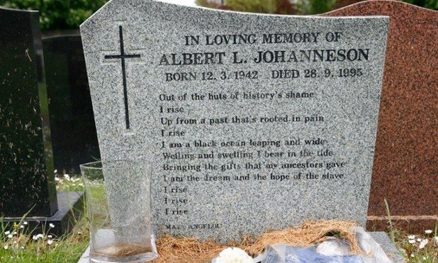 На надгробната на Йоханесон плоча личат думи от поема на мая Анджелоу „Издигам се, издигам се, издигам се“