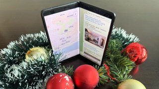 Да харесаш подарък за любимите с помощта на ИИ функциите на сгъваемия смартфон