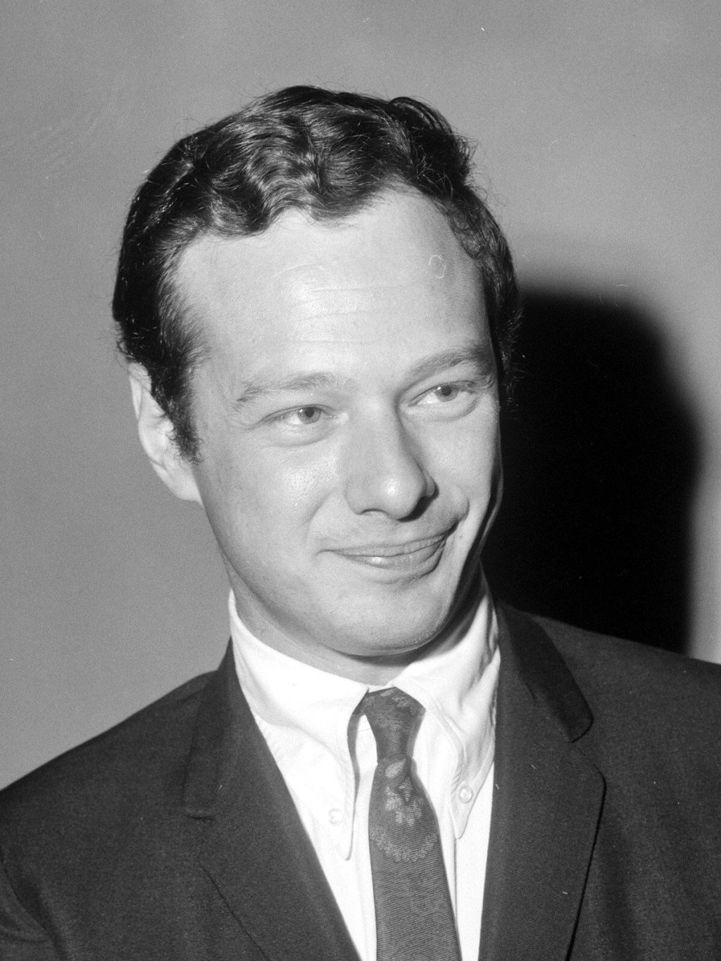 Aankomst_Brian_Epstein_(manager_Beatles)_op_Schiphol_(Grand_Gala_du_Disque_1965),_Bestanddeelnr_918-2516_ShiftN