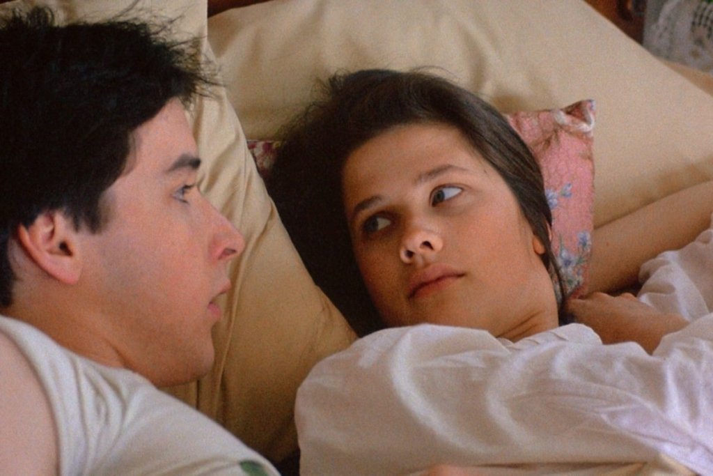 „Твоя е“ (The Sure Thing) (1985 г.)
Класическата комедия разказва за студента Уолтър Гибсън (Джон Кюсак), който пътува до Калифорния, за да посети свой приятел по време на зимната ваканция. С нето тръгва красивата Дафни, която въпреки външния си вид е изключително неуверена в себе си.