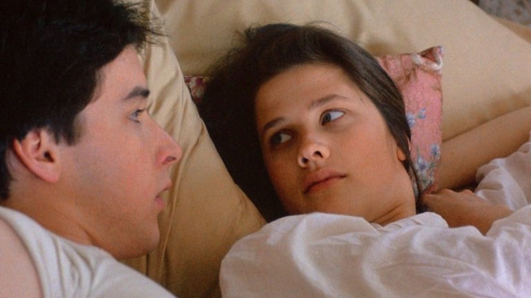 „Твоя е“ (The Sure Thing) (1985 г.)
Класическата комедия разказва за студента Уолтър Гибсън (Джон Кюсак), който пътува до Калифорния, за да посети свой приятел по време на зимната ваканция. С нето тръгва красивата Дафни, която въпреки външния си вид е изключително неуверена в себе си.