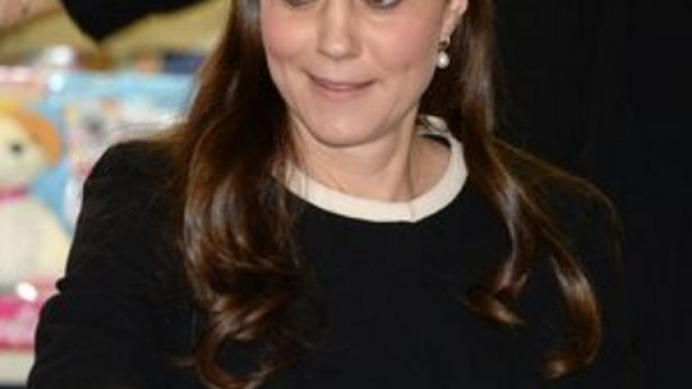 Кейт и подаръкът
Един от най-пресните дипломатически гафове тази година се случи през декември, при официалната визита на херцогинята на Кеймбридж Кейт Мидълтън в Ню Йорк. 
По време на посещението си в образователен център в Харлем, съвсем в духа на благотворителните си жестове, тя, наравно с работещите в центъра, опакова подаръци за Коледа. След хората, дошли специално да видят как британската принцеса се труди, е и една бременна с второто си дете посетителка. Докато минава зад гърба на Кейт, тя покровителствено й нарежда „Продължавайте да опаковате!“. 
Типично по английски, херцогинята отвръща само с усмивка и многозначително завъртане на очите...