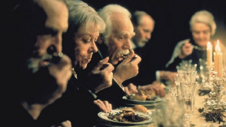 1. Babette’s Feast (1987)

Датският филм "Угощението на Бабет" (отличен с „Оскар“ за чуждестранен филм през 1987 г), заема челно място в повечето класации на най-хубавите филми в историята на киното, посветени на храната и готварското изкуство. Действието, което е основано върху разказ на Исак Динесен (псевдоним на известната датска писателка Карен Бликсен), ни отвежда до най-северната точка на Дания, където работи като слугиня забягналата от размириците в родината си французойка Бабет. 