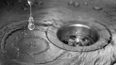 Столична община сложи водомери, по изискване на "Софийска вода", на фонтаните и чешмите в София. Но във Факултето водомери така и няма