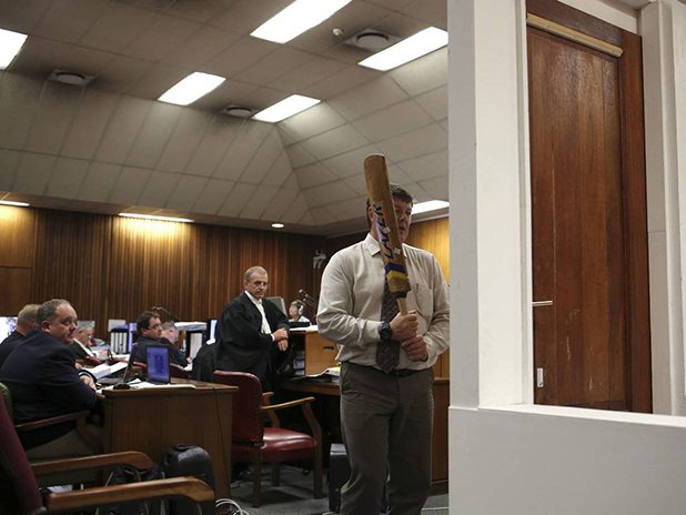 Представителят на южноафриканската полиция Йоханес Вермьолен заяви на съда, че следите по вратата на тоалетната, през която е била простреляна Стийнкамп, отговарят на височината на човек, размахващ бухалка за крикет не от целия си ръст