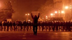 Протестите се провеждат вечерта и най-често се насочват към полицейски участъци