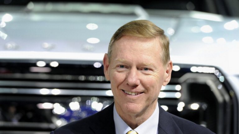 Алън Мълали
Предишна длъжност: Изпълнителен директор на Ford
Мълали има опит във възраждането на компании в период на криза. Именно той помогна на Ford да се върне към печалбите след финансовата криза от 2008 г., променяйки корпоративната култура. Той се пенсионира през 2012 г. след 6 години начело на автомобилния гигант.
Да се присъедини към Uber би означавало да поеме юздите на друга закъсала компания, но и да се изправи пред голям конфликт на интереси. Мълали е директор в Alphabet, компанията-майка на Google, чието подразделение Waymo съди Uber за корпоративен шпионаж.
Наследникът на Мълали във Ford – Марк Фийлдс също е спряган като вариант за изпълнителен директор на Uber. Фийлдс бе освободен от Ford през май, защото не е направил необходимите промени в компанията достатъчно бързо. Това го прави лош избор за компания, която изисква от служителите си „винаги да бързат“.