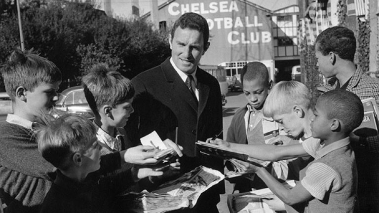 Добре дошъл, Дейв! Дечица взимат автографи от назначения току-що нов мениджър на Челси Дейв Секстън, на няколкостотин метра от стадион "Стамфорд Бридж". Годината е 1967-а, а за 7 сезона в клуба Секстън печели Купата на ФА и КНК. Следва период в Куинс Парк, както и 4 години начело на Манчестър Юнайтед.