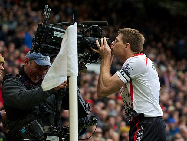 Целувките за камерата станаха традиционни при головете му срещу Манчестър Юнайтед.