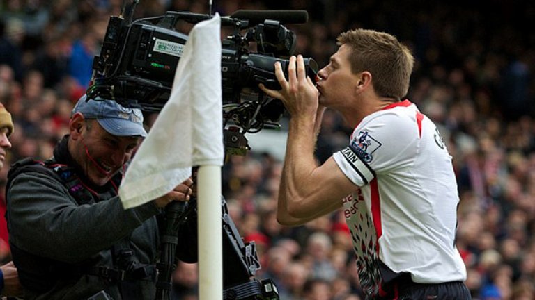 Запазената марка на Джерард - целувка на камерата след гол срещу големия враг Манчестър Юнайтед.