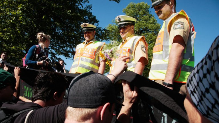 Десетки хиляди демонстранти също се стекоха в Гармиш-Партенкирхен, за да протестират срещу политиката на Г-7