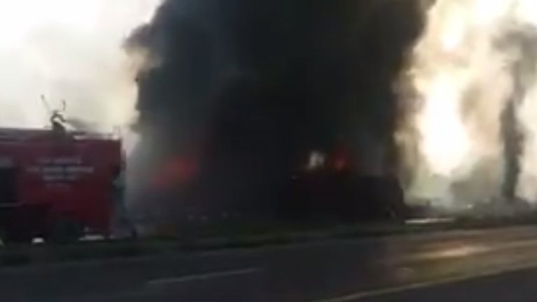 Хората са събирали гориво от обърнатата цистерна, когато тя е избухнала в пламъци