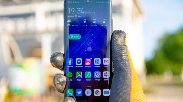 Трябва да отбележим, че спрямо Mate 20 Pro тук отсъства ToF камерата отпред и защитата е една идея по-малко сигурна, но все пак работи доста добре, а така си спестявате големия ноч отпред.