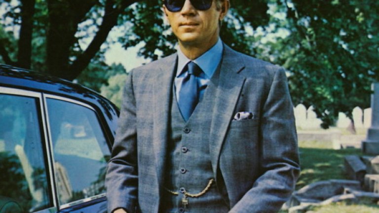 Стийв Маккуин
През 1974 година Маккуин е на върха на славата си и е обявен за най-високоплатената филмова звезда в света. Известен е със своите образи на „антигерой", а едни от най-обичаните му филми са „Великолепната седморка" и „Голямото бягство". Днес името лицето на актьора се използва в кампании на Tag Heuer, Barbour и Personal, а Porsche предлагат модна колекция с името на Стийв Маккуин, която включва и кожено яке за 900 долара. Името и лицето на актьора продължават да му носят по 9 млн. долара дори сред смъртта му.