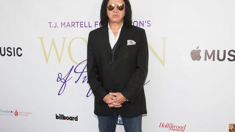Централна фигура в група "Kiss" и един от нейните основатели, Джийн Симънс е девети с 300 милиона долара.