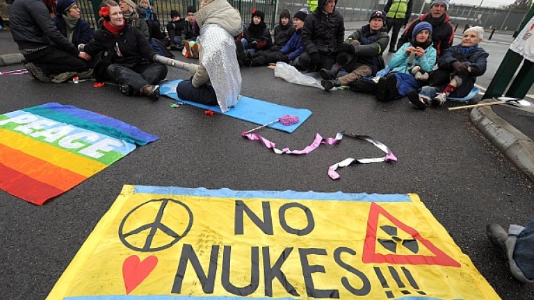 Британци протестират против ракети с тактически ядрени бойни глави, разположени в страната