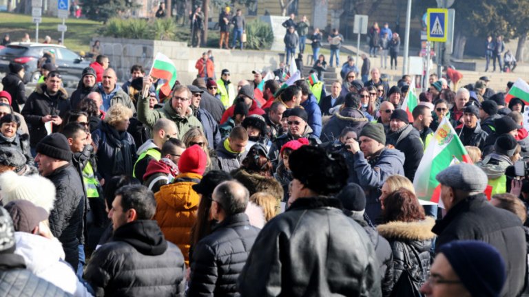 Стотици излязоха в София на протест срещу водния режим в Перник