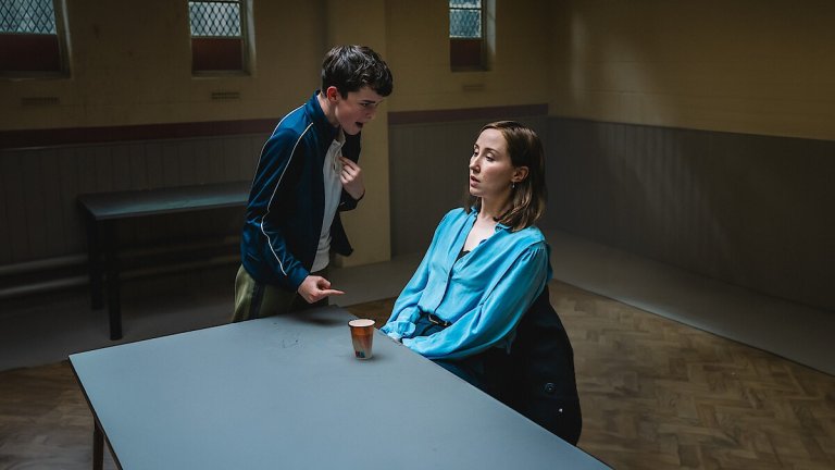 Adolescence (2025 г.)
 Хитовият минисериал е демонстрация за това колко лесно се поддават младите хора на влиянията в социалните мрежи. Историята се заплита около 13-годишния Джейми, който е арестуван за убийството на своя съученичка. Момчето твърди, че е невинно, но доказателствата на полицията сочат обратното.