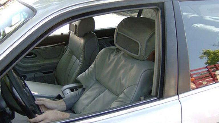 Има ли шофьор на седалката? Да, изглежда нелепо. И доста смешно, когато автомобилът потегли покрай минувачите