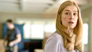"Не казвай сбогом" (Gone Girl) 
 
Една от най-известните роли на Розамунд Пайк е тази на изчезналата Ейми в трилъра на Дейвид Финчър. Тя носи на актрисата номинации за БАФТА, "Златен глобус" и "Оскар", както и отличия "Сатурн" и "Емпайър" за най-добра актриса в главна женска роля през 2015 г.

В центъра на сюжета е млад мъж (Бен Афлек), който се превръща в основния заподозрян за убийството на съпругата си, която изчезва внезапно от дома им. Впоследствие се оказва, че истината за нейната съдба не е никак проста...