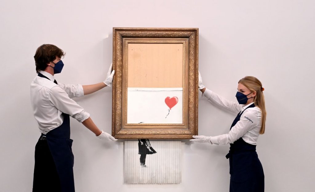 "Любовта е в кошчето”

Няколко са ценовите рекорди, които модерното изкуство отбеляза през изминалите 12 месеца, а един от тях е на анонимния графити артист Банкси. Картината му, която през 2018 г. се наряза наполовина от самозадействащ се механизъм в рамката, бе продадена на търг за 25 милиона долара.