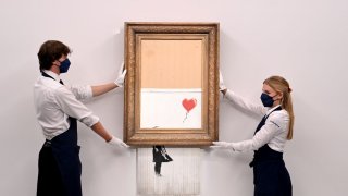 Първоначалното име на платното беше "Момиче с балон"