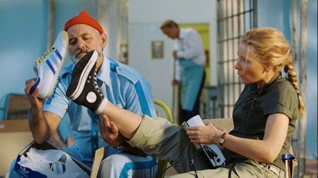 Морски живот със Стив Зису (The Life Aquatic with Steve Zissou)


Тук може и да чуем едно-две мънкания по повод избора ни, но сме готови да поспорим. „Морски живот със Стив Зису” е най-ниско оцененият проект на Уес Андерсън, който обаче е считан от мнозина почитатели на режисьора (които го следят още преди да стане фаворит на мейнстрийм публиката) за най-добрия му филм. Ние не бихме могли да му дадем тази „титла” с лека ръка, но определено ще го поставим в топ 3, пред доста от другите му филми, включително и пред номинирания за 9 награди „Оскар” „Гранд Хотел Будапеща”.
    
„Морски живот със Стив Зису” определено е странен по отношение на… ами, на всичко – на история, на визия, на герои и на актьорски изпълнения. Но да кажем, че стойността му се дължи само и единствено на тази странност, евтини сантименти и инерцията да харесваме всичко, което е дело на Андерсън, означава да омаловажим една прекрасна емоционална история, страхотен режисьорски подход към разказването й и няколко невероятни актьорски изпълнения.

За какво бихме го номинирали? За всичките 9 неща, за които е номиниран „Гранд Хотел Будапеща”, плюс една за Бил Мъри, който лично за нас прави най-добрата си роля във филм на Андерсън, по една за Анджелика Хюстън и Кейт Бланшет и още една за който и да е от останалите поддържащи актьори. Не, наистина. Който и да хванете, няма да сгрешите.
