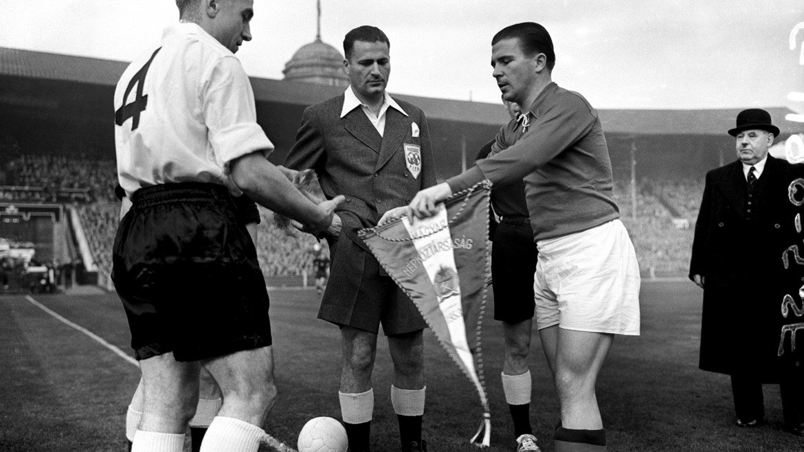 Да убиеш Англия на „Уембли”

След Втората световна война се е считало, че „дубълве – ем” е перфектната конфигурация на игра и ще съществува вечно. Всичко приключва на 25 ноември 1953 г. на стадион „Уембли”, една от най-важните дати в историята на футбола. Същата вечер националният отбор на Унгария разгромява Англия с 6:3 в собствения й дом.
Маджарите на треньора Густав Шебеш играят в постройка 4-2-4, предвождани от великия Ференц Пушкаш. Тази схема осигурява превес в защита, без да се губи ефектът в нападение. „Зад тази нова фигура на игра имаше нещо по-ново. Ако „дубълве – ем” беше рисунка, то 4-2-4 приличаше на анимационно филмче”, отбелязва самият Пушкаш. Първият гастрол на 4-2-4 на Световното първенство през 1954 г. завършва с драматичния финал, известен като „чудото на века”, когато унгарците губят от Западна Германия с 2:3 в Берн. Но по-късно тази схема е заимствана от всички, а Бразилия дори печели три световни титли.